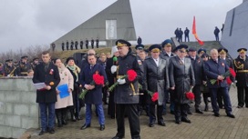 Губернатор Мурманской области и командующий Северным флотом почтили память защитников советского Заполярья у мурманского "Алеши"