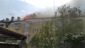 Огнеборцы спасли из горящего на Советской исторического здания двоих человек