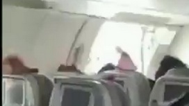 Самолет Asiana Airlines приземлился с открытой дверью