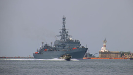 Разведывательный корабль "Иван Хурс" вернулся в Севастопольскую бухту