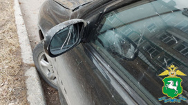 Жительница Северска, пытаясь отомстить знакомому, шилом поцарапала чужой автомобиль