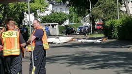 Легкомоторный самолет рухнул на машину в центре Германии