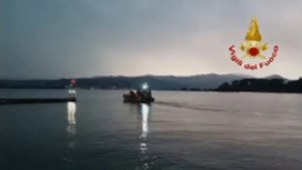 В Италии туристический катер перевернулся на озере во время шторма