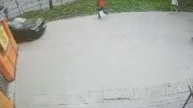 Врезавшийся в пешеходов BMW в Мытищах засняла камера наблюдения