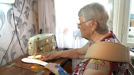 В Астрахани пенсионерка шьет обувные стельки для участников СВО