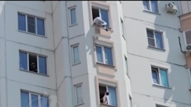 В Курске очевидцы сняли кадры спасения девушки на 15 этаже