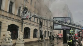 Горящий спа-салон в центре Москвы сняли на видео