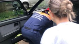 В Ижевске спасатели освободили ребенка из запертого авто