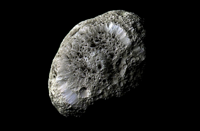 Спутник Сатурна Гиперион. Снимок сделан аппаратом Cassini во время сближения в сентябре 2005 года