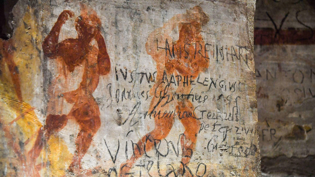Граффити XVII века, сохраненные реставраторами. Фото с сайта thehistoryblog.com