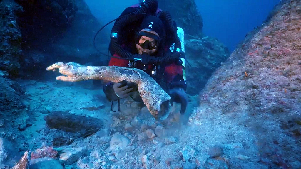 Момент обнаружения бронзовой руки. Кадр из видео 2017 Return to Antikythera Expedition