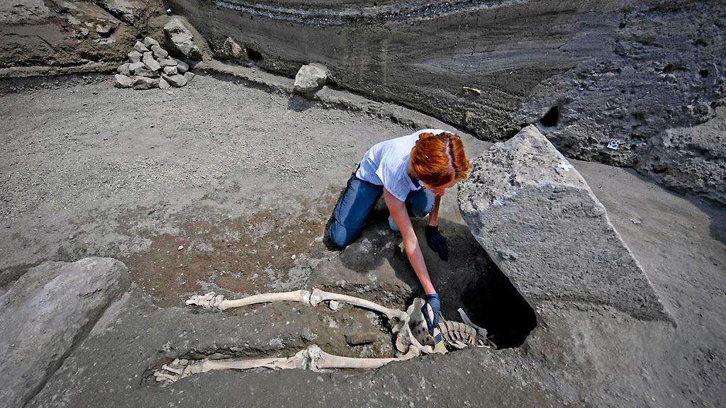 Антрополог Валерия Аморетто очищает скелет раздавленного мужчины. Фото: Archaeological site of Pompeii