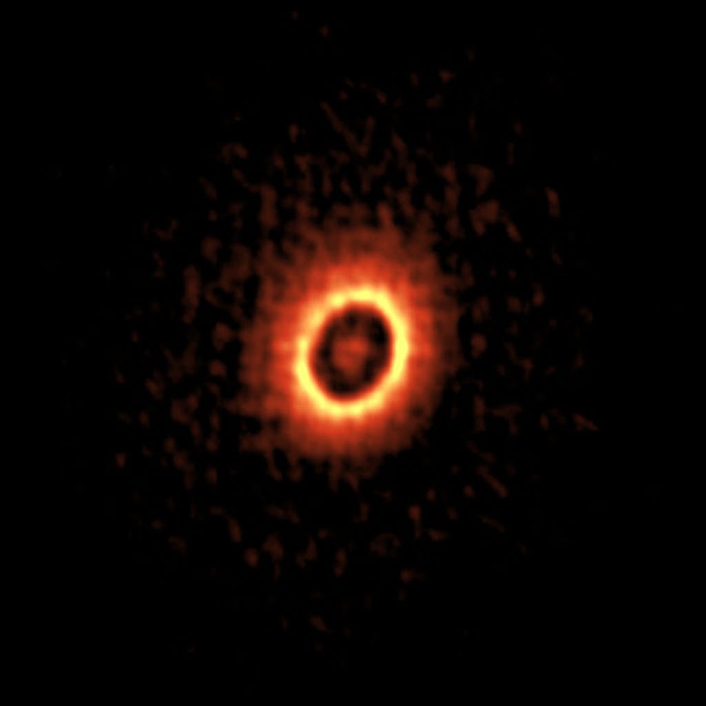 Высокое разрешение радиотелескопа ALMA позволило учёным разглядеть два отдельных кольца в протопланетном диске.