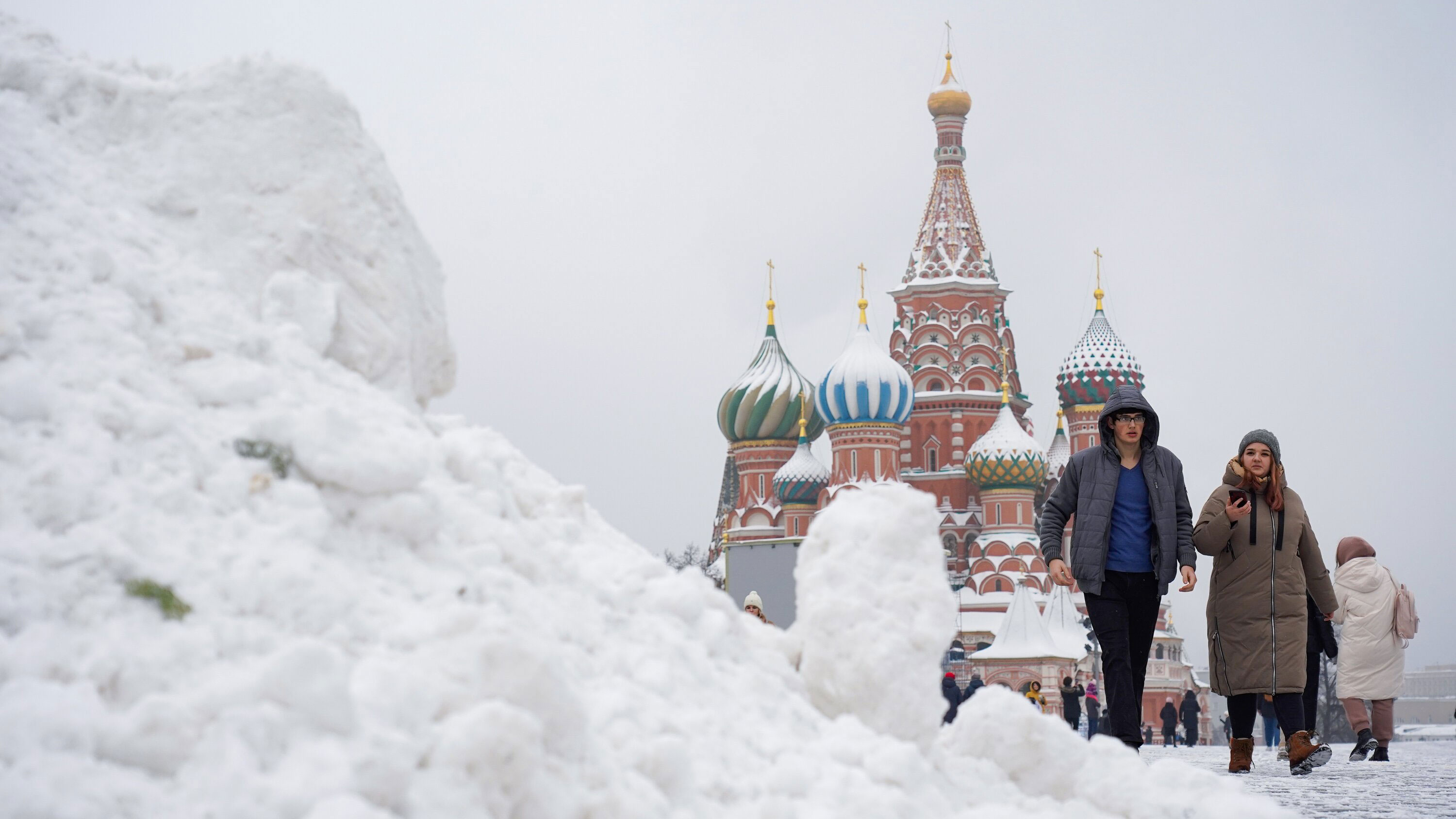 Погода москва сегодня 19 апреля. Снег в Москве. Снегопад в Москве. Москва зимой. Сугробы в Москве зимой.