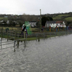 Прилив затопил детскую площадку в прибрежном Уэльсе 