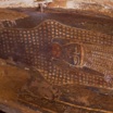 Некоторые гробы сохранили следы древней краски.