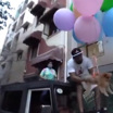 В Индии задержали блогера, пустившего собаку на воздушных шарах в полет