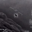 Кард из видео, сделанного служащими ВМФ США. В центре - неопознанное воздушное явление.