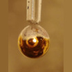 Примерно через пять секунд вокруг капли образовалась тонкая металлическая пленка воды, которую можно было распознать по золотистому мерцанию.