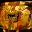 Погребальная золотая маска сиканской культуры в Метрополитен-музее в Нью-Йорке.