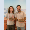 Виктор Беккари и его научный руководитель Октавио Матеуш (Octávio Mateus) с найденными черепами.
