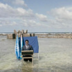Министр по колено в воде пожаловался на глобальное потепление