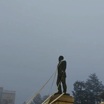 В Казахстане протестующие сносят памятник Назарбаеву