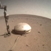 Под куполом находится сейсмометр миссии InSight, который за годы работы зафиксировал ряд крупных марсотрясений.