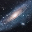 Галактика Андромеды — ближайшая к Млечному Пути спиральная галактика. Она находится на расстоянии около 2,5 миллиона световых лет от нас.