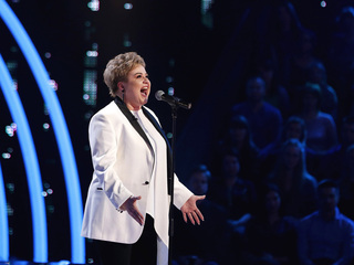 Ну ка все вместе пообещайте мне. Ну ка все вместе пообещайте мне. Ну ка все вместе пообещайте мне. Ну ка все вместе пообещайте мне. Ну ка все вместе на сиреневой луне.