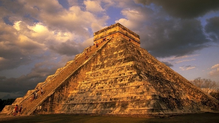 Кукулькан √ одно из верховных божеств в мифологии майя. Считался богом четырёх стихий, основателем царских династий и крупных городов. 