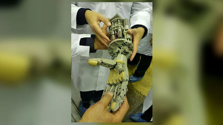 Руки у него золотые. В хорошем смысле, прокомментировал снимок вице-премьер РФ.