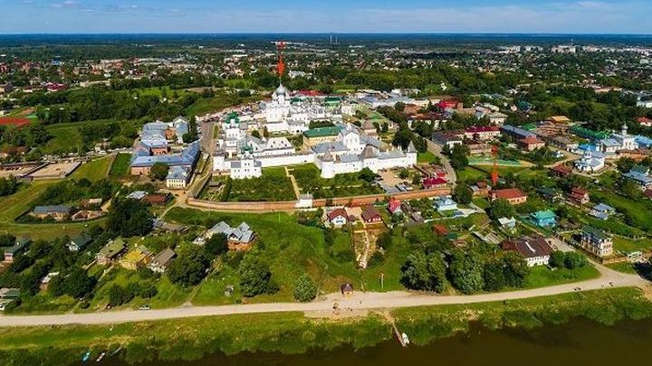 Вид центральной части Ростова. Стрелками отмечены Успенский собор и церковь Бориса и Глеба.