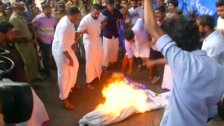 Индию сотрясают религиозные волнения