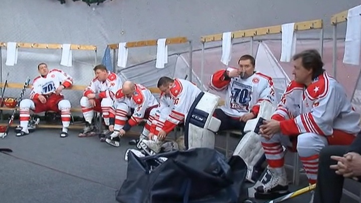 Звезды отечественного хоккея сыграли на юбилее в Ярославле товарищеский матч