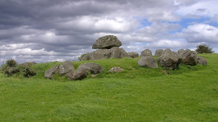 Одна из мегалитических гробниц в Карроуморе на севере Ирландии.