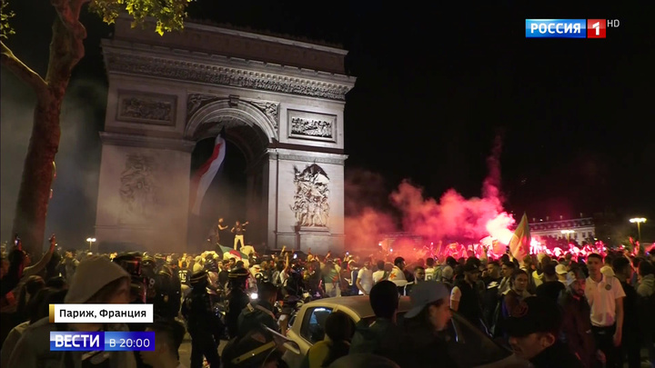 Во Франции второй день беспорядки: сначала отмечали взятие Бастилии, теперь победу сборной Алжира