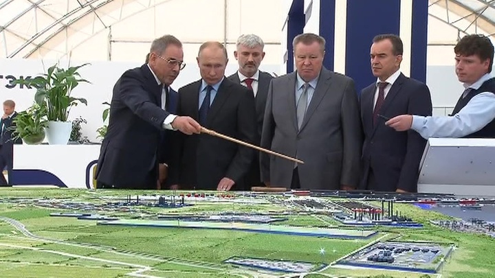 Индустриальный город на месте степи: Путина ознакомили с промышленным парком Тамани