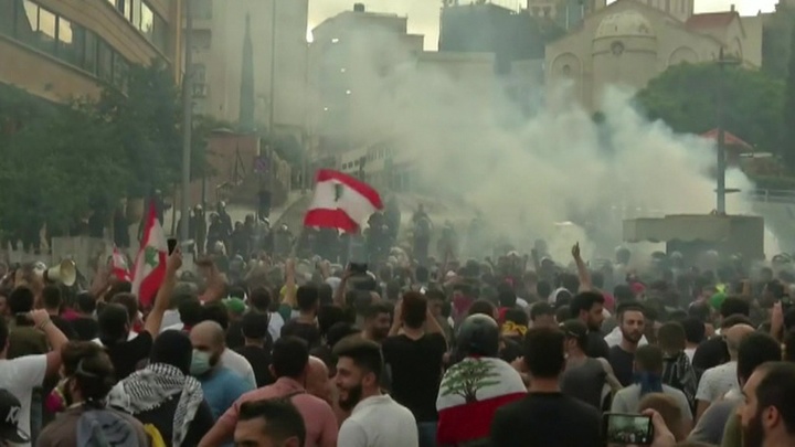 В Бейруте полиция разогнала протестующих водометами и газом