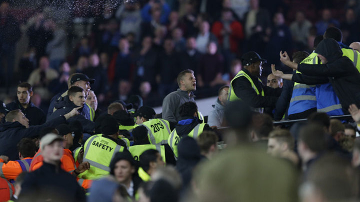 Полиция атаковала фанатов "Челси" перед матчем Лиги чемпионов