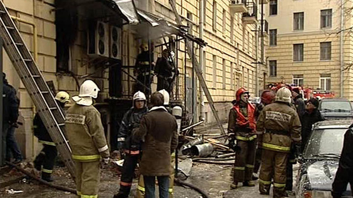 Сильно пострадали 7 человек ≈ все работники ресторана, китайцы. Ранения и ожоги получила и россиянка, проходившая в момент взрыва мимо ресторана. Они доставлены в ожоговый центр имени Джанелидзе.