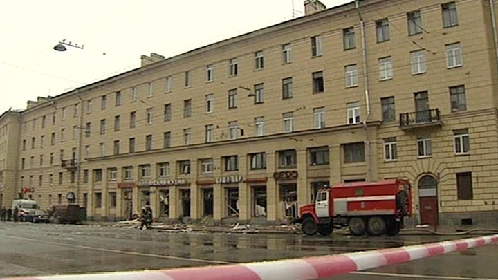 На момент взрыва в ресторане находились только повара, готовившие еду к приходу посетителей вечером. Информация о взрыве баллона с бытовым газом все еще проверяется, но других версий у следствия все равно нет.