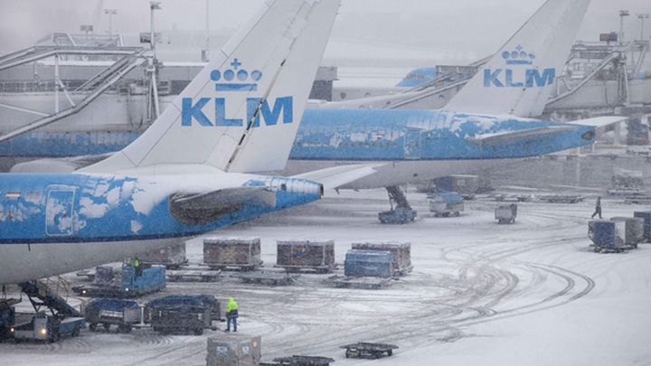 Три авиакомпании отказались от ночной стоянки в Киеве