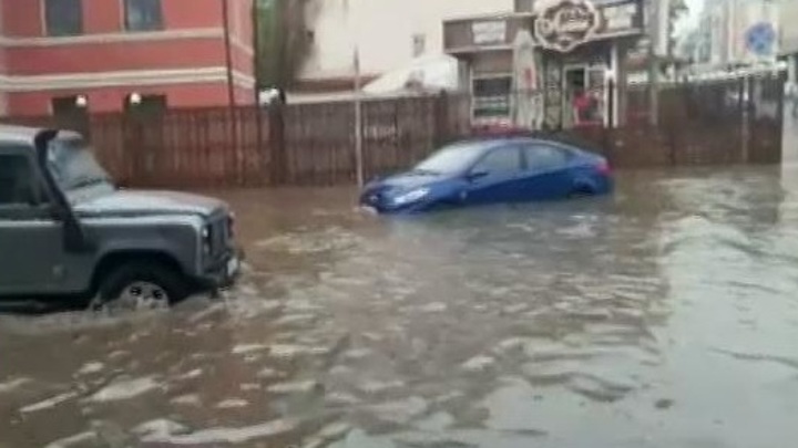 Воды по колено: Нижний Новгород откачивают после потопа
