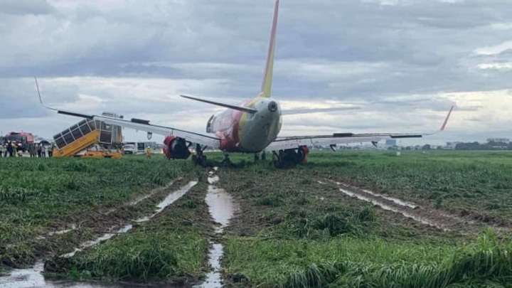 Пассажирский лайнер застрял в грязи в аэропорту Хошимина