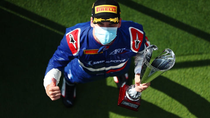 Россиянин Смоляр впервые выиграл гонку "Формулы-3"