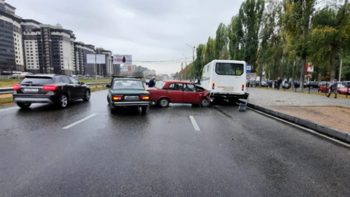 В Воронеже 90-летний водитель устроил массовое ДТП у остановки