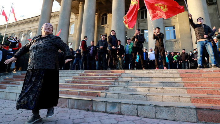 Переговоры об отставке президента Киргизии зашли в тупик, митинги вспыхнули с новой силой