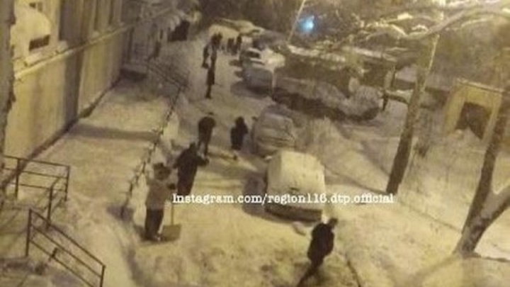 Жители дома в центре Казани, не дождавшись дворника, сами убрали снег