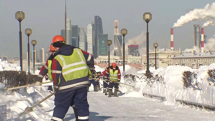 Коммунальные службы продолжают убирать Москву от снега